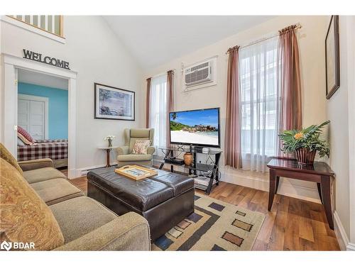 69-8 Natures Lane, Cherry Valley, ON - Indoor Photo Showing Living Room