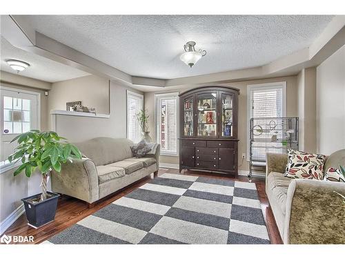 22 Benjamin Lane, Barrie, ON - Indoor Photo Showing Living Room