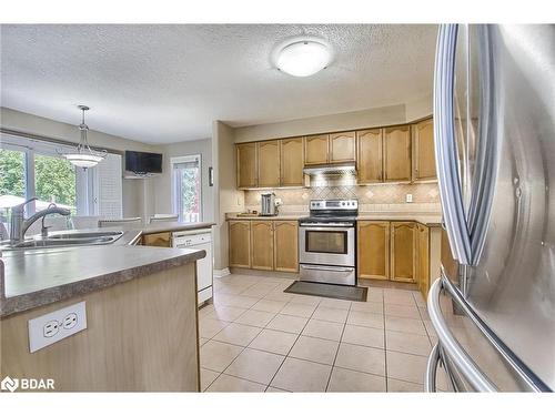 22 Benjamin Lane, Barrie, ON - Indoor Photo Showing Kitchen With Double Sink