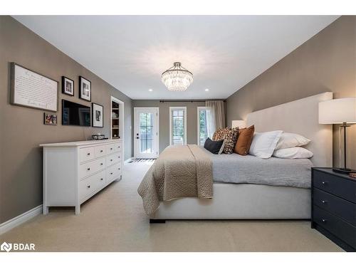 32 Forest Hill Drive, Midhurst, ON - Indoor Photo Showing Bedroom