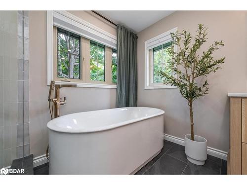 32 Forest Hill Drive, Midhurst, ON - Indoor Photo Showing Bathroom