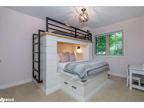 32 Forest Hill Drive, Midhurst, ON - Indoor Photo Showing Bedroom