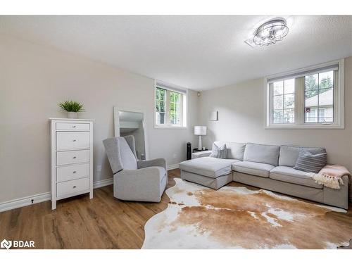 32 Forest Hill Drive, Midhurst, ON - Indoor Photo Showing Living Room