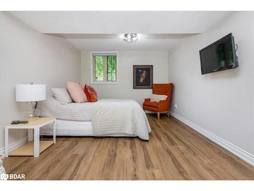 32 Forest Hill Drive, Midhurst, ON - Indoor Photo Showing Bedroom