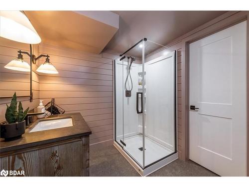 32 Forest Hill Drive, Midhurst, ON - Indoor Photo Showing Bathroom