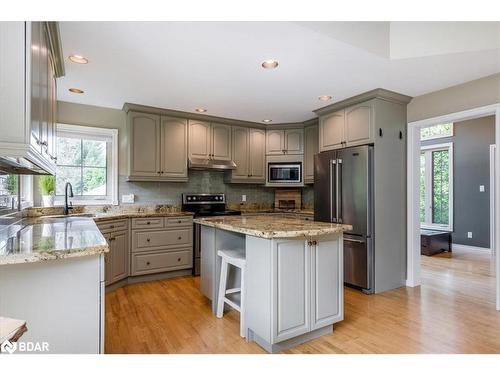 32 Forest Hill Drive, Midhurst, ON - Indoor Photo Showing Kitchen With Upgraded Kitchen