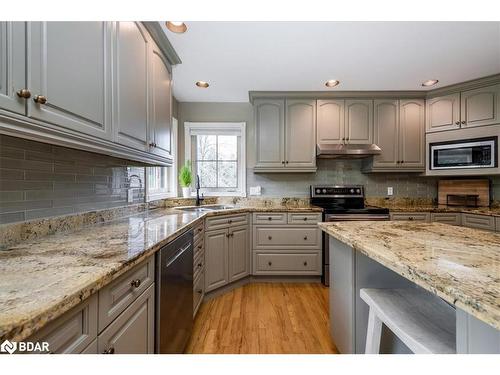 32 Forest Hill Drive, Midhurst, ON - Indoor Photo Showing Kitchen