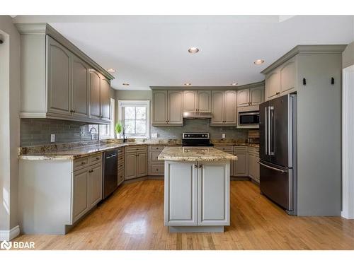 32 Forest Hill Drive, Midhurst, ON - Indoor Photo Showing Kitchen