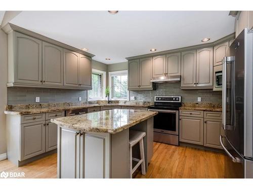 32 Forest Hill Drive, Midhurst, ON - Indoor Photo Showing Kitchen With Upgraded Kitchen