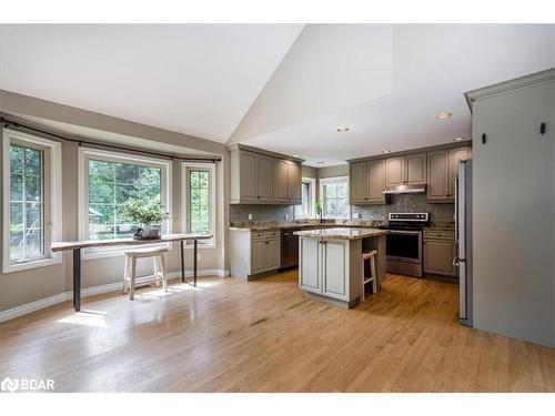 32 Forest Hill Drive, Midhurst, ON - Indoor Photo Showing Kitchen