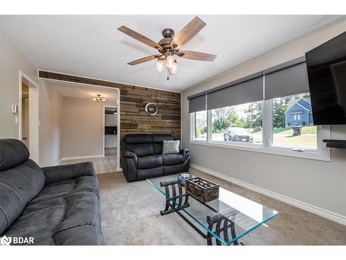 23 Leisure Court, Coldwater, ON - Indoor Photo Showing Living Room