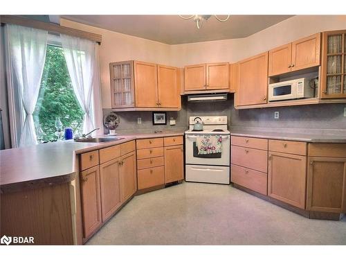 33 River Street, Severn, ON - Indoor Photo Showing Kitchen