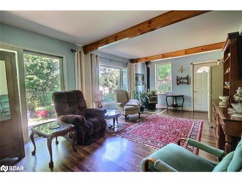 33 River Street, Severn, ON - Indoor Photo Showing Living Room