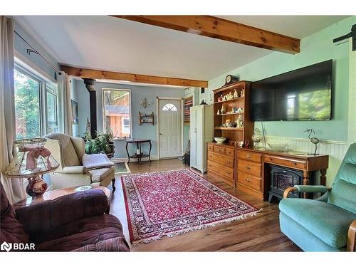 33 River Street, Severn, ON - Indoor Photo Showing Living Room