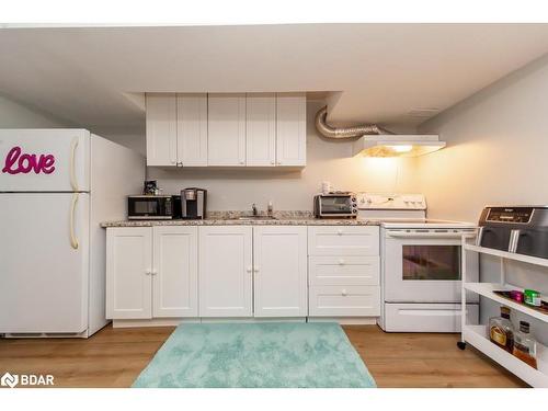 25 Patterson Drive, Caledonia, ON - Indoor Photo Showing Kitchen