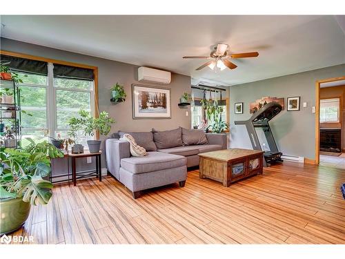 4410 Canal Road, Severn, ON - Indoor Photo Showing Living Room