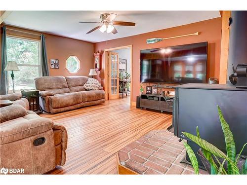 4410 Canal Road, Severn, ON - Indoor Photo Showing Living Room