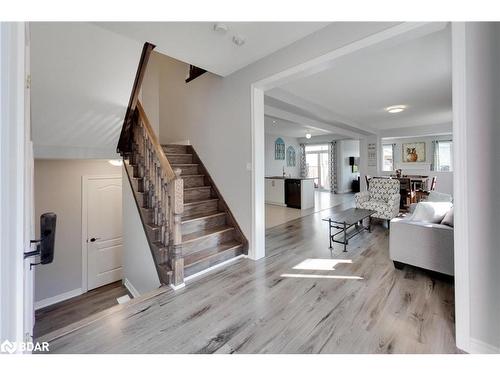 24 Sasco Way, Angus, ON - Indoor Photo Showing Living Room