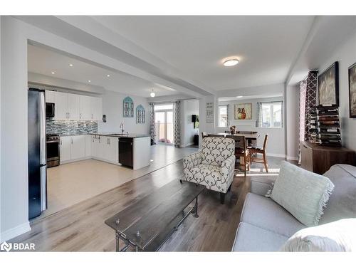 24 Sasco Way, Angus, ON - Indoor Photo Showing Living Room