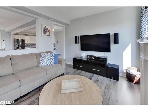 24 Sasco Way, Angus, ON - Indoor Photo Showing Living Room