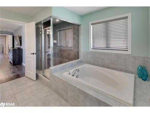 24 Sasco Way, Angus, ON - Indoor Photo Showing Bathroom