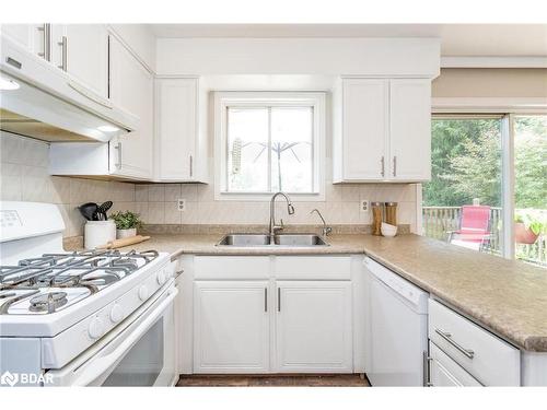 3 Artesian Avenue, Holland Landing, ON - Indoor Photo Showing Kitchen With Double Sink