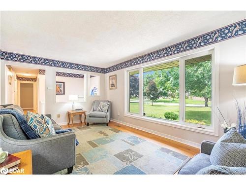 3 Artesian Avenue, Holland Landing, ON - Indoor Photo Showing Living Room