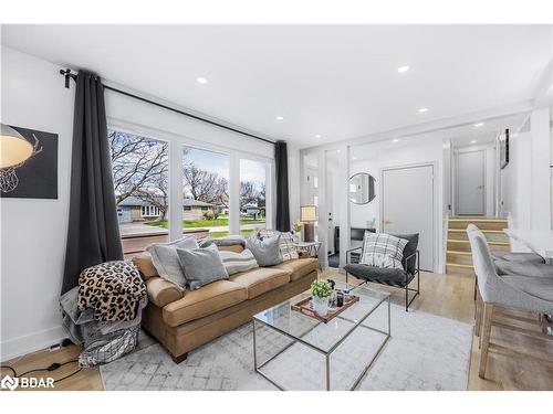 4 Curtiss Court, Barrie, ON - Indoor Photo Showing Living Room