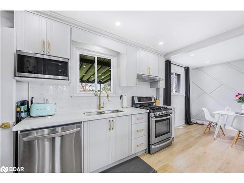 4 Curtiss Court, Barrie, ON - Indoor Photo Showing Kitchen With Double Sink