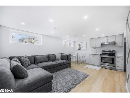 4 Curtiss Court, Barrie, ON - Indoor Photo Showing Living Room