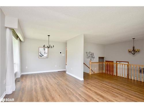 252 Nelson Crescent, Stroud, ON - Indoor Photo Showing Other Room