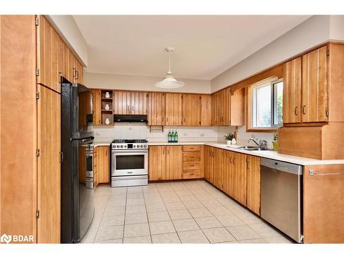 252 Nelson Crescent, Stroud, ON - Indoor Photo Showing Kitchen With Double Sink