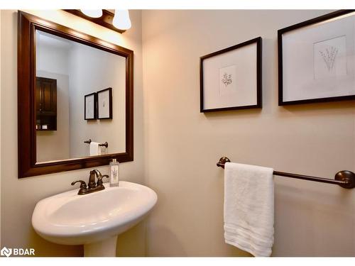 252 Nelson Crescent, Stroud, ON - Indoor Photo Showing Bathroom