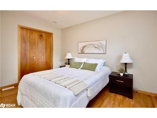 252 Nelson Crescent, Stroud, ON - Indoor Photo Showing Bedroom