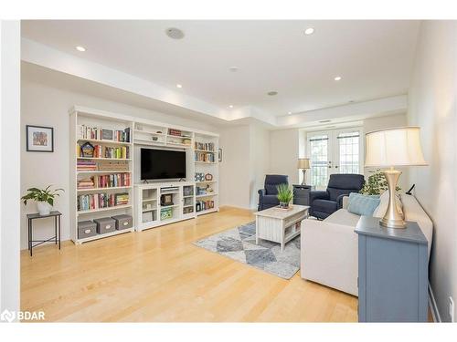 401-200 Collier Street, Barrie, ON - Indoor Photo Showing Living Room