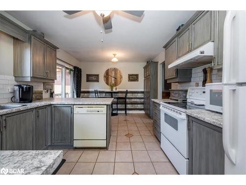 114 Chieftain Crescent, Barrie, ON - Indoor Photo Showing Kitchen