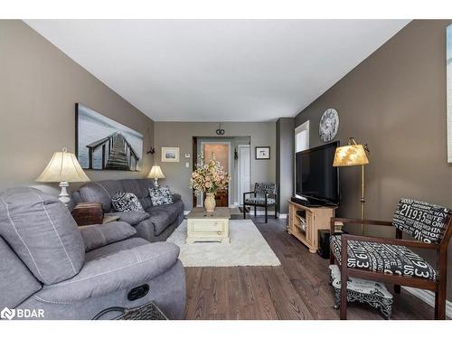 114 Chieftain Crescent, Barrie, ON - Indoor Photo Showing Living Room