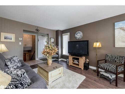 114 Chieftain Crescent, Barrie, ON - Indoor Photo Showing Living Room