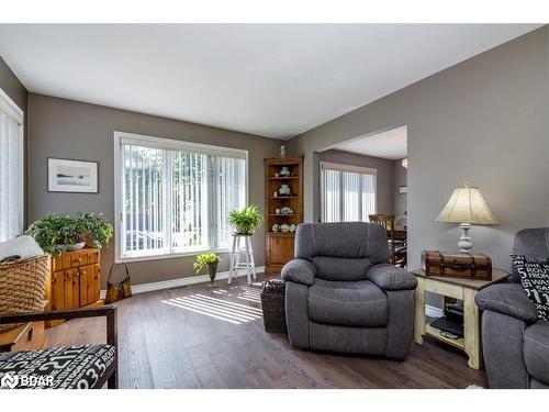 114 Chieftain Crescent, Barrie, ON - Indoor Photo Showing Living Room