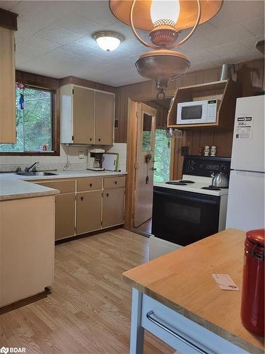 1077 Thomas Road, Gravenhurst, ON - Indoor Photo Showing Kitchen