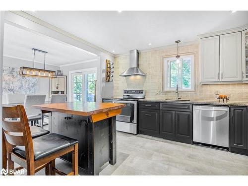 22 Patterson Place, Barrie, ON - Indoor Photo Showing Kitchen With Upgraded Kitchen