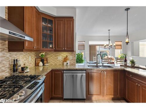 33 Royal Park Boulevard, Barrie, ON - Indoor Photo Showing Kitchen With Stainless Steel Kitchen With Double Sink With Upgraded Kitchen