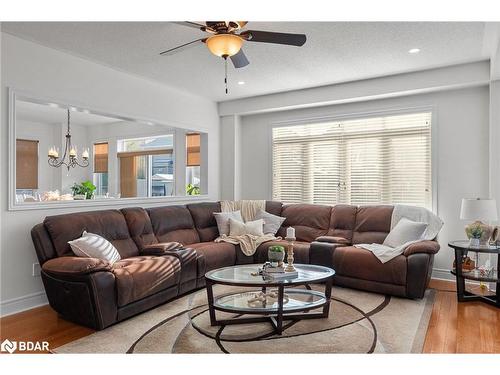 33 Royal Park Boulevard, Barrie, ON - Indoor Photo Showing Living Room