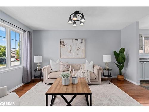 80 Ambler Bay, Barrie, ON - Indoor Photo Showing Living Room