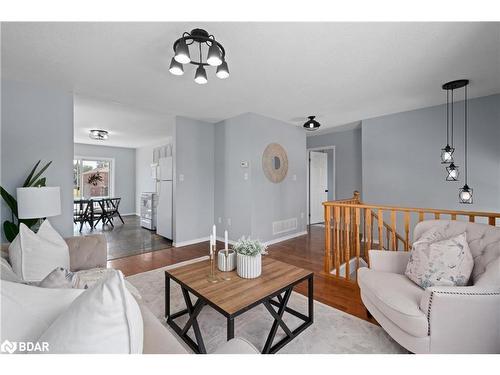 80 Ambler Bay, Barrie, ON - Indoor Photo Showing Living Room