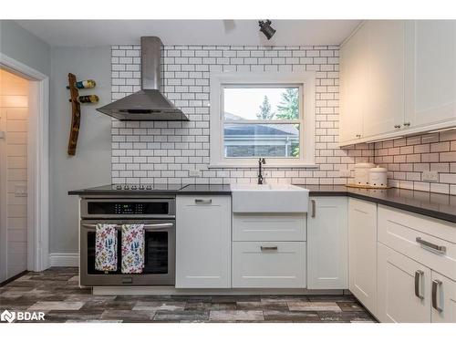 31 Newton Street, Barrie, ON - Indoor Photo Showing Kitchen With Upgraded Kitchen