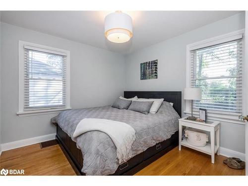 31 Newton Street, Barrie, ON - Indoor Photo Showing Bedroom