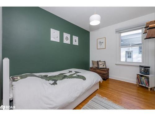 31 Newton Street, Barrie, ON - Indoor Photo Showing Bedroom