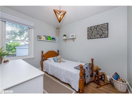 31 Newton Street, Barrie, ON - Indoor Photo Showing Bedroom