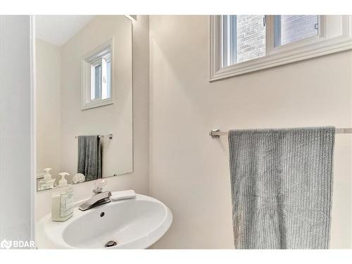 41 Macmillan Crescent, Barrie, ON - Indoor Photo Showing Bathroom